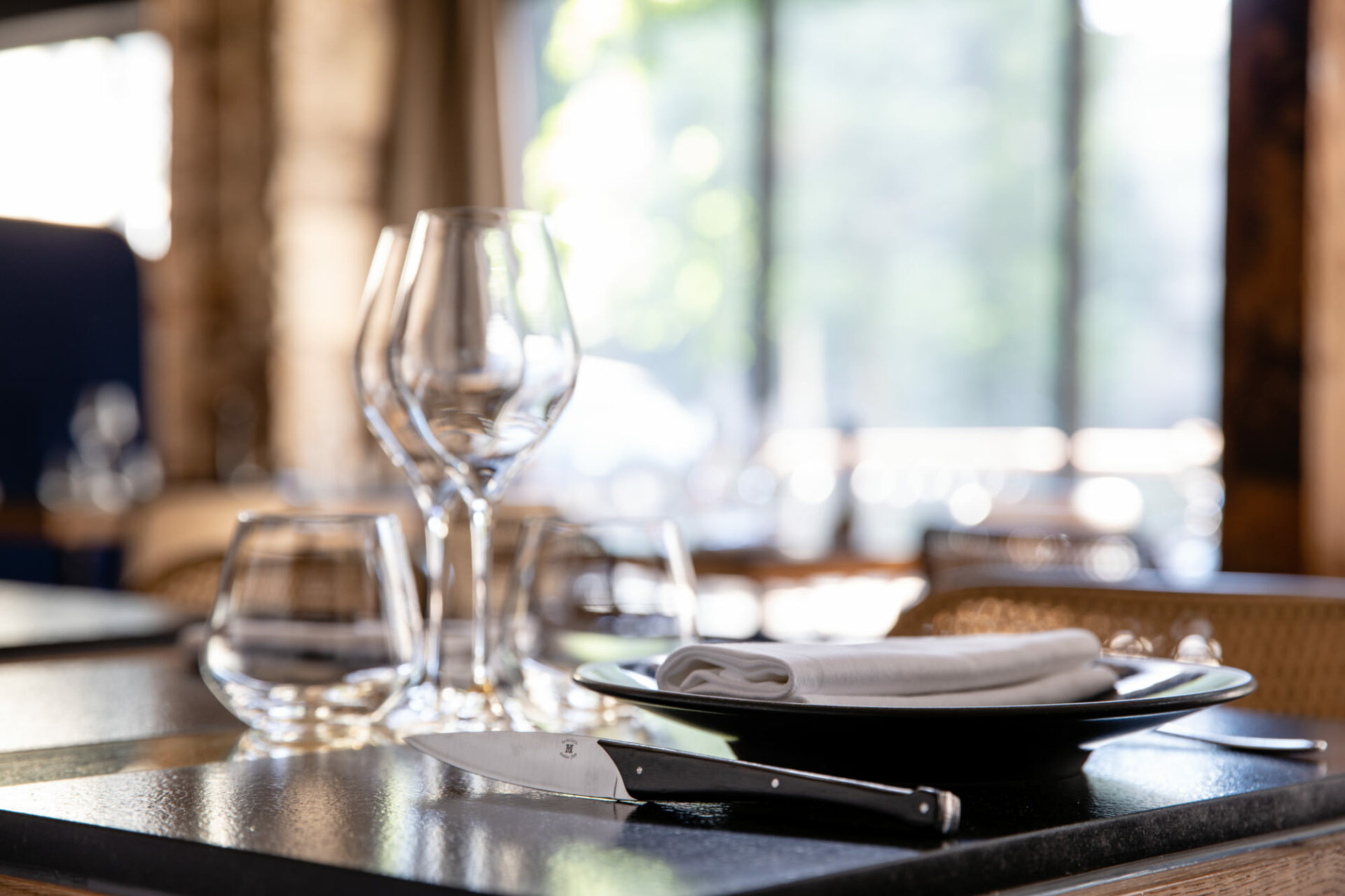 mise-en-scene-art-de-la-table-couteaux-morta-restaurant-gastronomique-nantes