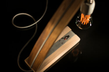 photo-lampe-design-recuperation-fond-noir-reflet-studio-luxe