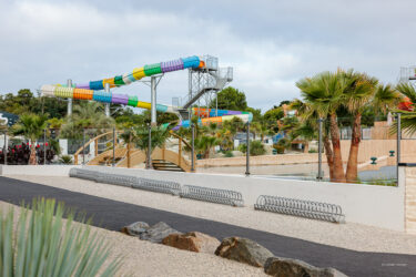 Vue d'ensemble des barrières de piscine Atlantic Barrière dans un camping de Vendée