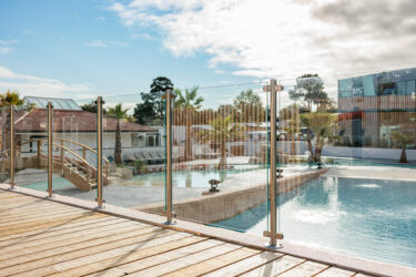 Barrière de piscine Atlantic Barrière installée autour d'une piscine de camping en Vendée