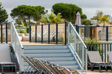 Barrière de piscine Atlantic Barrière, vue en contre-plongée pour valoriser la structure
