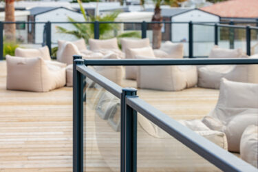 Photographie de détail d'un portillon de barrière piscine Atlantic Barrière