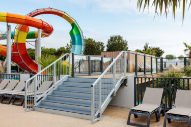 escalier sécurisé piscine camping vendée