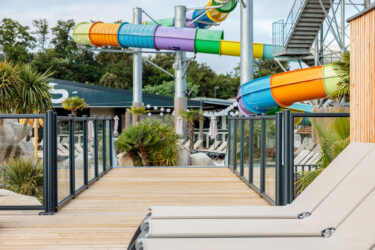 Barrières de piscine Atlantic Barrière vues en plan large, intégrées dans l'environnement du camping