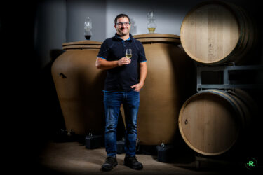 Portrait corporate maitre de chai au Domaine Musset-Roullier, Anjou dans le chais devant les amphores