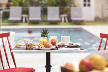 Piscine hôtel Le Général d'Elbée — photographie hôtelière B2B