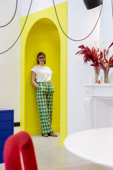 portrait d'une opticienne dans son magasin à nantes