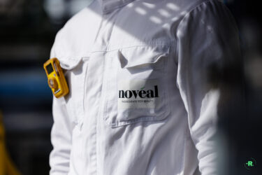 Photo de détail de la tenue EPI d'un employé de Novéal