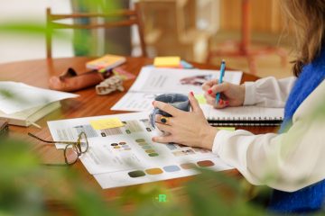 Photographe personal branding nantes femme qui écrit carnet