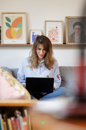 Portrait business femme créative lumière naturelle