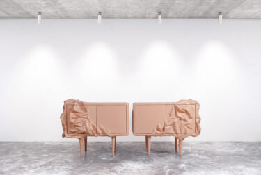 catalogue de vente en galerie d'une commode rose de l'artiste nicolet
