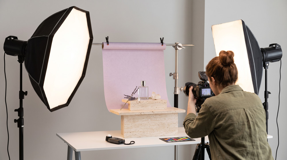 photo d'une stagiaire en train de suivre une formation photo en studio à nantes