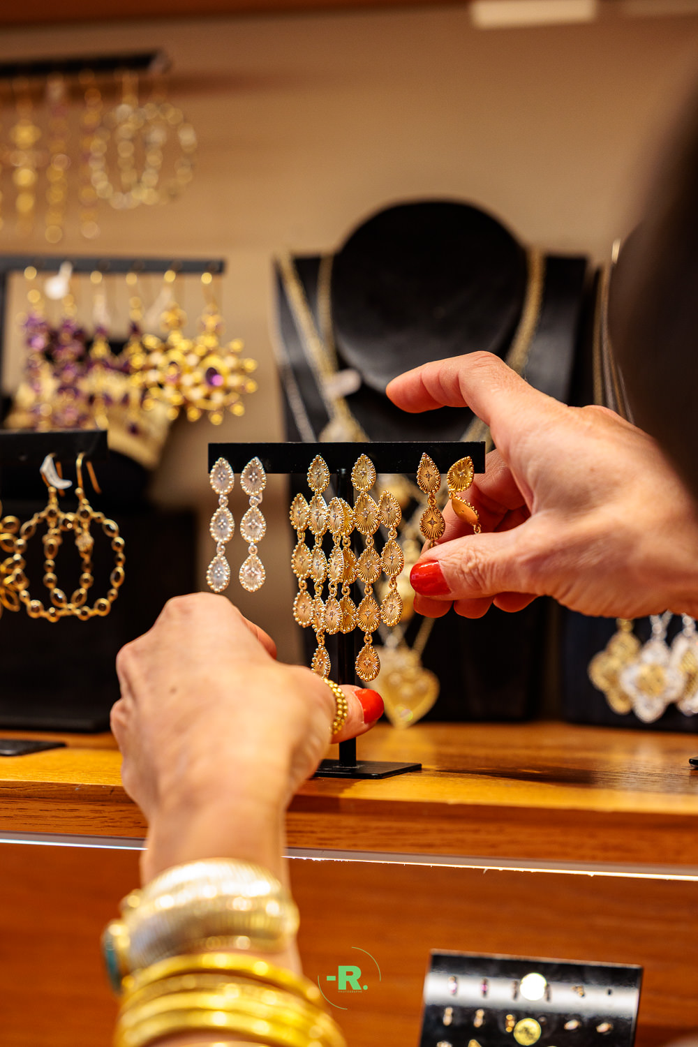 Photographe de Commerce et Boutique à Nantes 3 Mise en place d'un bijoux dans une boutique à nantes